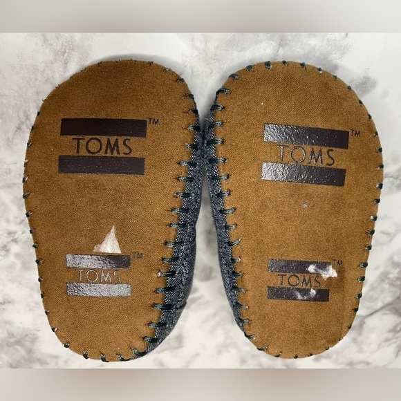 TOMS Blue Chambray Embroidery Baby Crib Shoes Moccasins - Picture 4 of 6